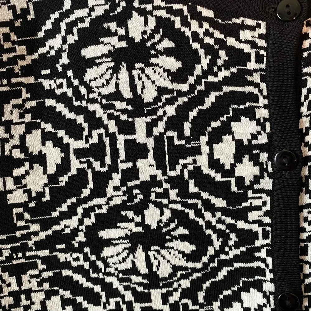 Carmen Marc Valvo Cardigan Sweater Black White Abstract Pattern Large - Picture 4 of 5